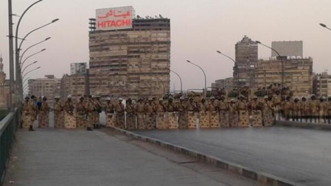 Ο στρατός μπλοκάρει την πρόσβαση στις πλατείες που συγκεντρώνονται οι Αδελφοί Μουσουλμάνοι  Αίγυπτο. Ένα πραξικόπημα μέσα στην επανάσταση
